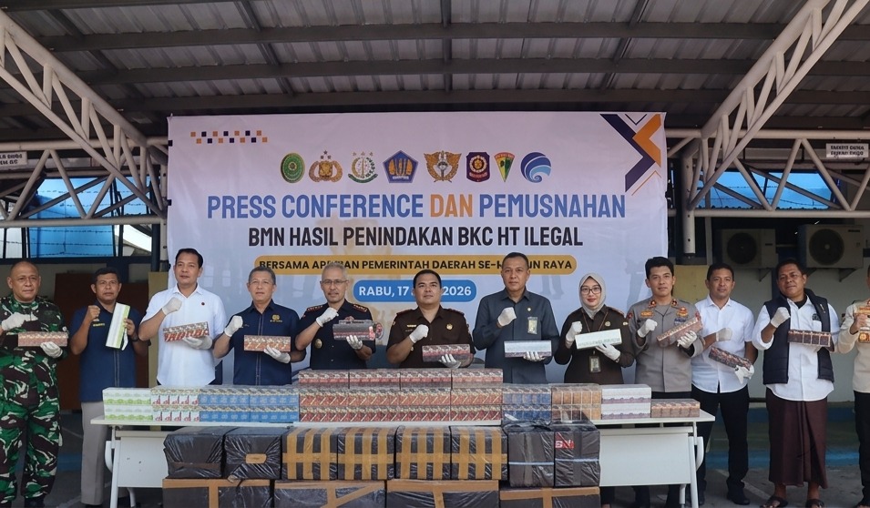 Petugas Bea Cukai Madiun mengamankan jutaan batang rokok ilegal dan minuman keras.