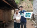 Relawan Beramalbersama menyalurkan hewan kurban domba kepada warga Dusun Ketro Kecamatan Tulakan Pacitan