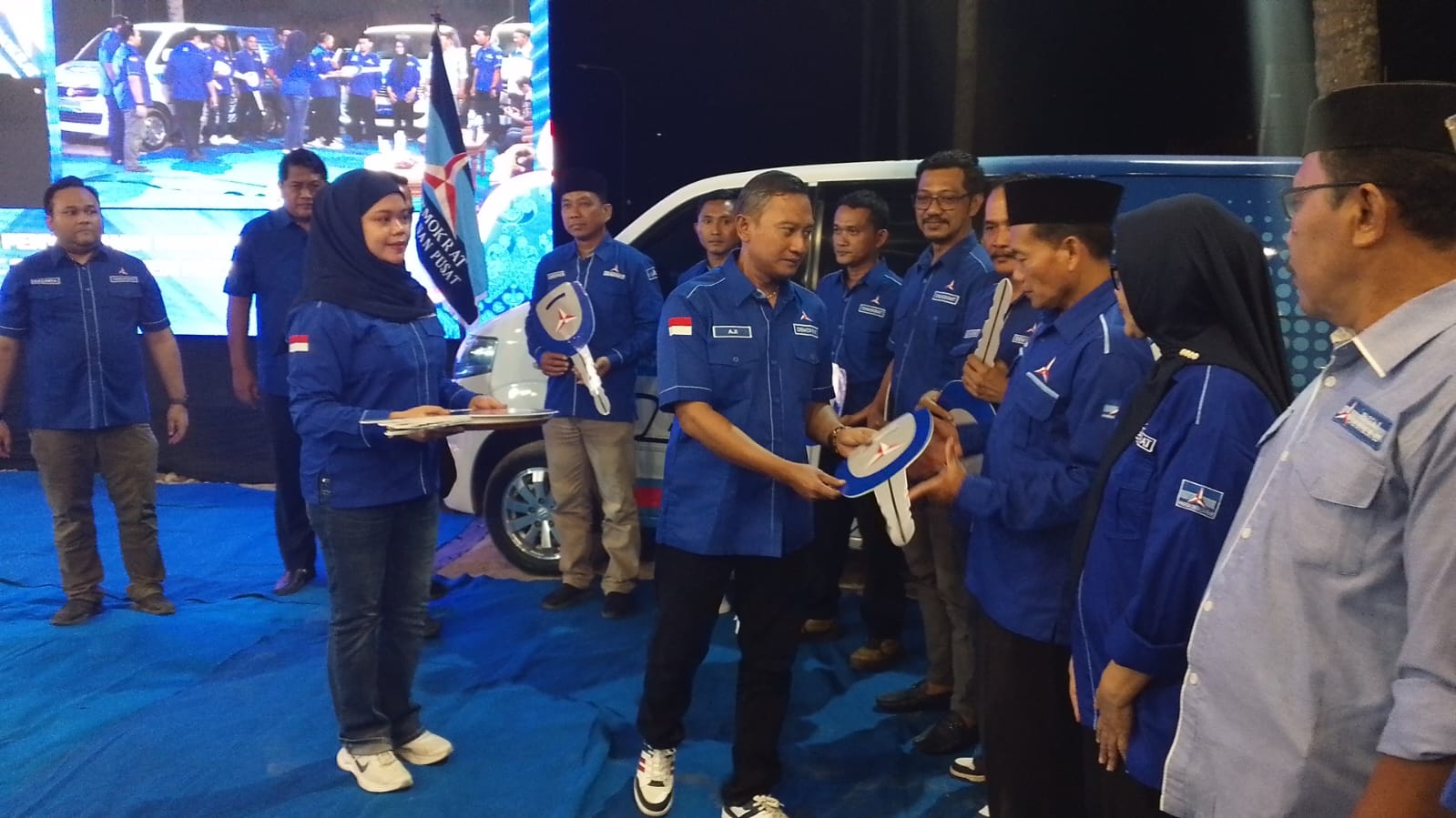 Penyerahan 12 Mobil Siaga oleh AHY di DPC Demokrat Pacitan AHY serahkan 12 mobil siaga secara simbolis via Zoom untuk PAC Demokrat Pacitan