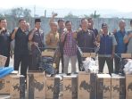 Kepala DKPP Pacitan Sugeng Santoso menyerahkan bantuan mesin cultivator secara simbolis kepada perwakilan kelompok tani di Pacitan.