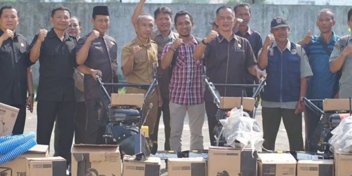 Kepala DKPP Pacitan Sugeng Santoso menyerahkan bantuan mesin cultivator secara simbolis kepada perwakilan kelompok tani di Pacitan.