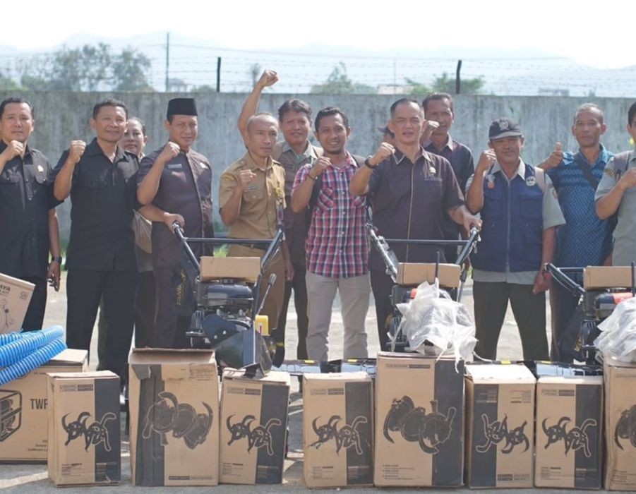 Kepala DKPP Pacitan Sugeng Santoso menyerahkan bantuan mesin cultivator secara simbolis kepada perwakilan kelompok tani di Pacitan.