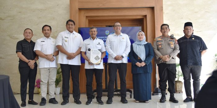 Kajari Pacitan Fariman Isandi Siregar menyerahkan dokumen Legal Opinion kepada Bupati Pacitan Indrata Nur Bayuaji.