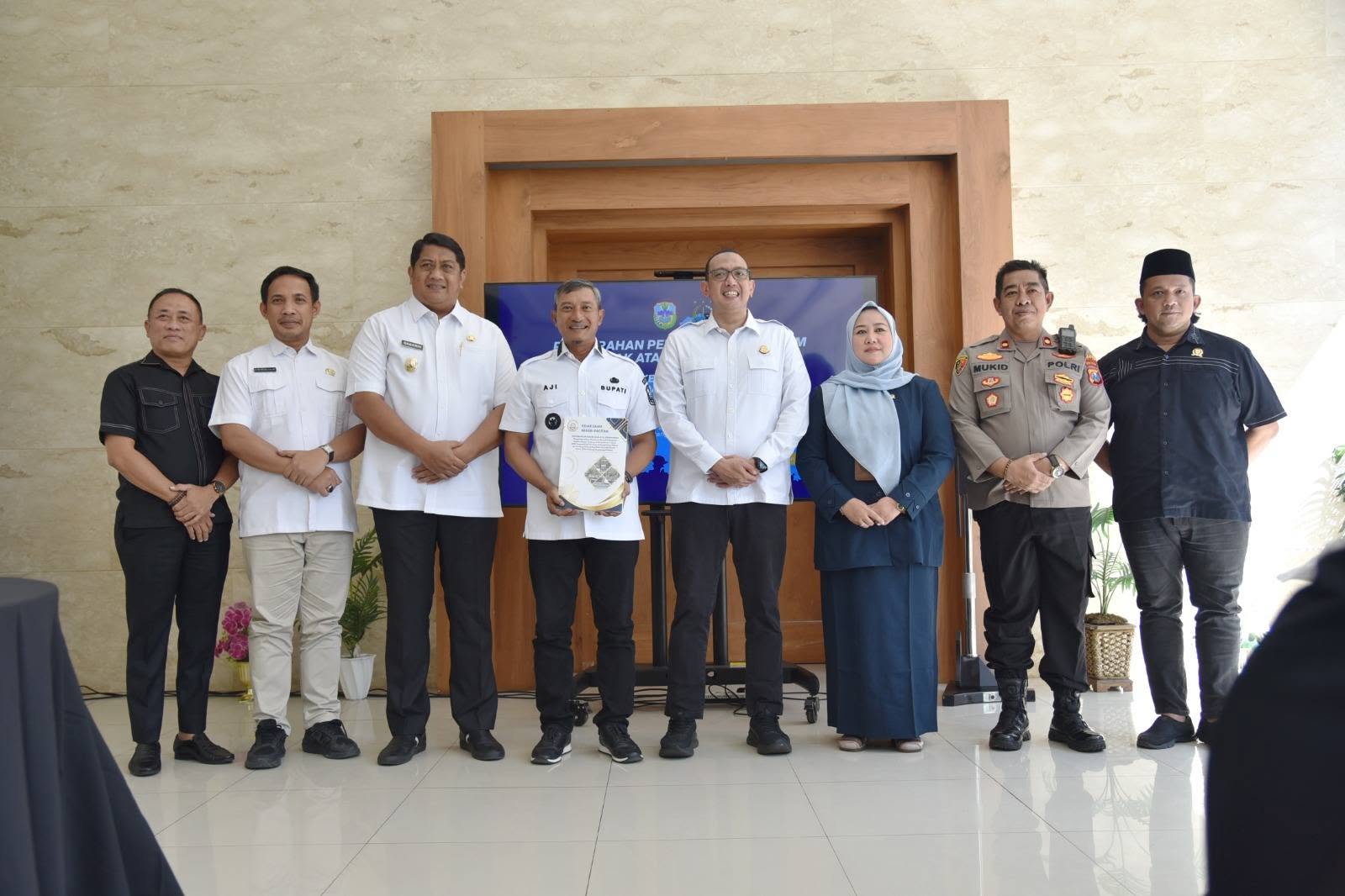 Penyerahan Legal Opinion Kejari Pacitan ke Pemkab Pacitan Kajari Pacitan Fariman Isandi Siregar menyerahkan dokumen Legal Opinion kepada Bupati Pacitan Indrata Nur Bayuaji.