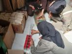 Penyitaan Rokok Ilegal oleh Satpol PP Pacitan Petugas Satpol PP Pacitan mengamankan ribuan batang rokok ilegal tanpa pita cukai hasil operasi penertiban.
