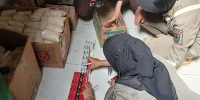 Petugas Satpol PP Pacitan mengamankan ribuan batang rokok ilegal tanpa pita cukai hasil operasi penertiban.