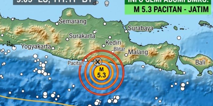 Peta lokasi episenter gempa bumi M 5,3 dan titik-titik gempa susulan di wilayah Tenggara Pacitan.