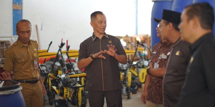 Ketua Komisi II DPRD Pacitan Rudi Handoko meninjau kawasan pertanian tembakau