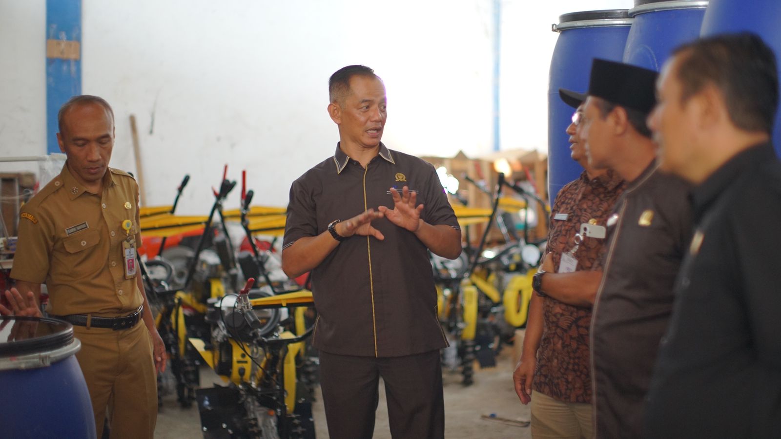 Ketua Komisi II DPRD Pacitan Rudi Handoko meninjau kawasan pertanian tembakau