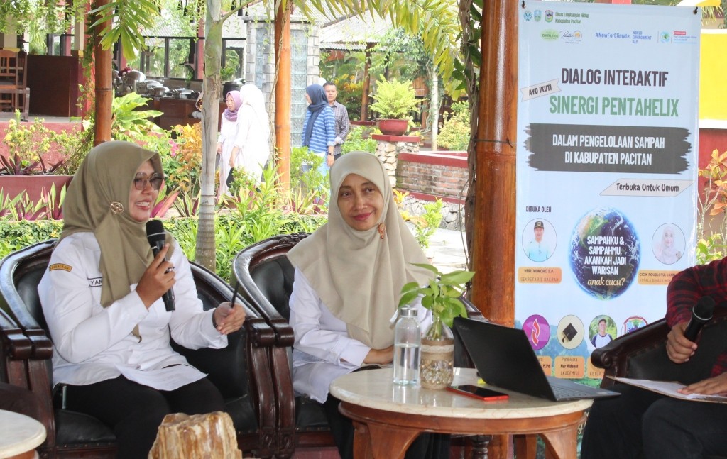 Sanitarian Dinas Kesehatan Pacitan Sri Haryanti saat memaparkan program STBM 5 Pilar untuk mencegah kasus Leptospirosis di Pacitan.