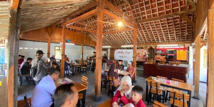 Penampakan hidangan seblak premium prasmanan di Sebatas Rasa 2 Pacitan.