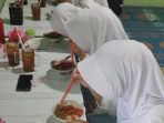 Suasana Pelanggan Makan Bakso Enggal Raos Pacitan Suasana Pelanggan Makan Bakso Enggal Raos Pacitan