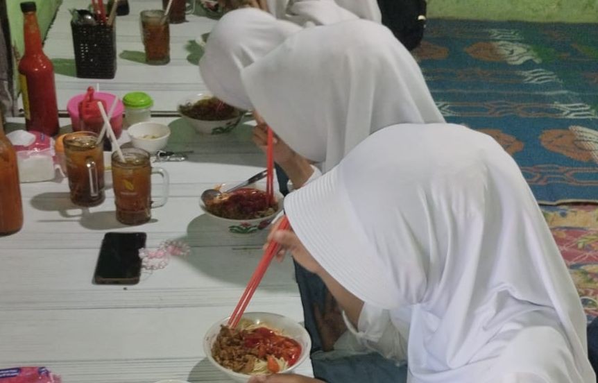 Pelanggan sedang menikmati semangkuk bakso daging sapi murni di Warung Enggal Raos, Ngadirojo, Pacitan.