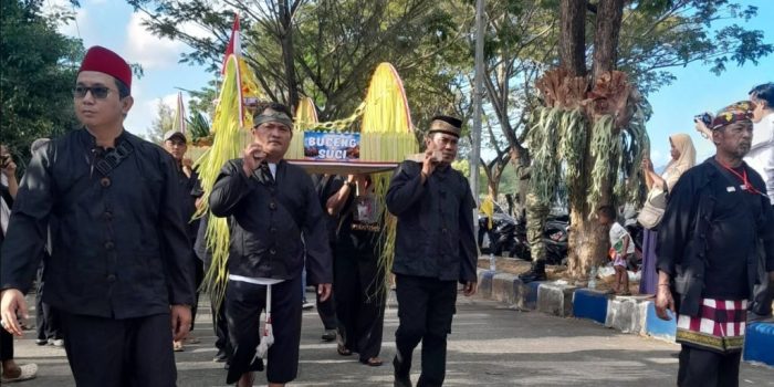 Nelayan UPT Pelabuhan Tamperan Pacitan mengarak tumpeng menuju pantai dalam tradisi Tasyakuran Laut menyambut Tahun Baru Hijriah.