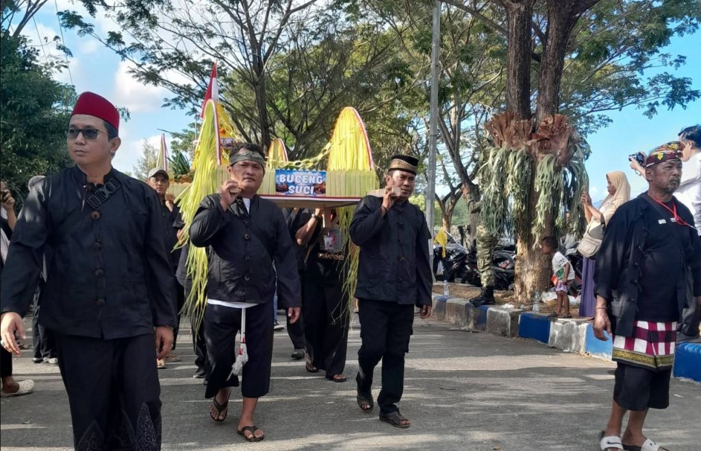 Nelayan UPT Pelabuhan Tamperan Pacitan mengarak tumpeng menuju pantai dalam tradisi Tasyakuran Laut menyambut Tahun Baru Hijriah.