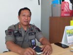 Kepala Bidang Penegakan Perda Satpol PP Pacitan Widiyanto sedang diwawancarai oleh jurnalis terkait hasil operasi rokok ilegal.