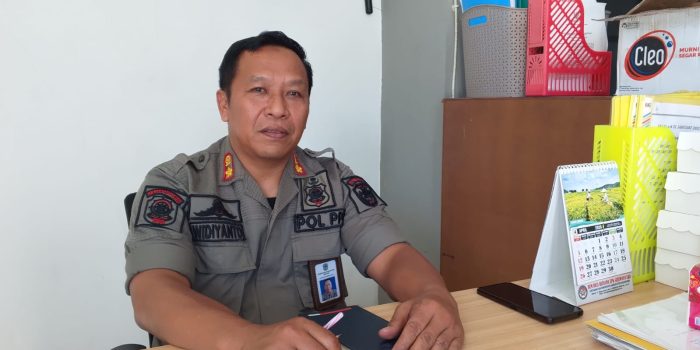 Kepala Bidang Penegakan Perda Satpol PP Pacitan Widiyanto sedang diwawancarai oleh jurnalis terkait hasil operasi rokok ilegal.