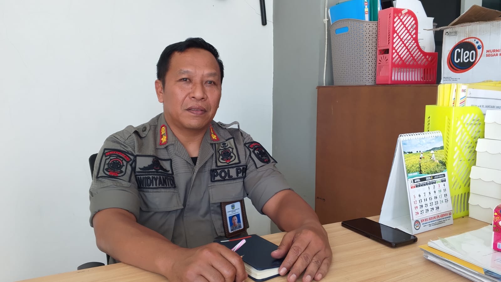Kepala Bidang Penegakan Perda Satpol PP Pacitan Widiyanto sedang diwawancarai oleh jurnalis terkait hasil operasi rokok ilegal.