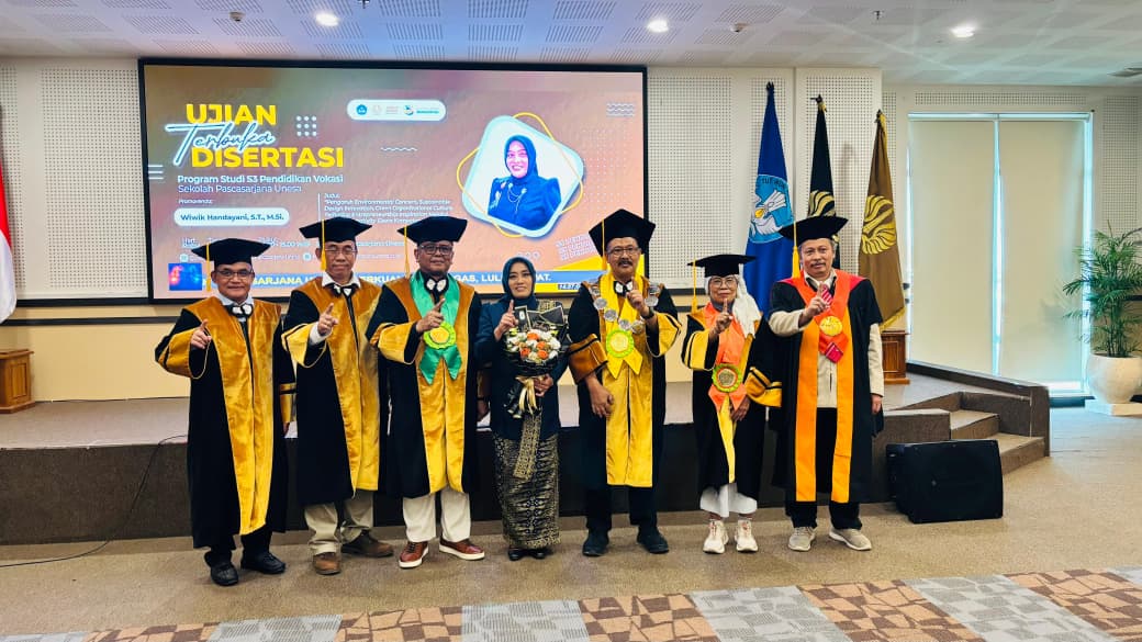 Potret Dr. Wiwik Handayani S.T., M.Si. saat Ujian Disertasi Terbuka dan meraih gelar Doktor Pendidikan Vokasi di Universitas Negeri Surabaya.
