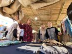 ali-mustofa-tinjau-stan-umkm-pacitan-art-market-2026