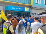 Aksi demonstrasi mahasiswa PC PMII Pacitan di depan gedung DPRD membawa atribut tuntutan, Juni 2026.