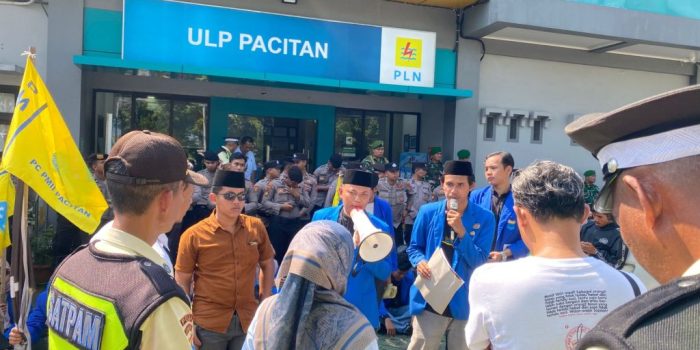 Aksi demonstrasi mahasiswa PC PMII Pacitan di depan gedung DPRD membawa atribut tuntutan, Juni 2026.
