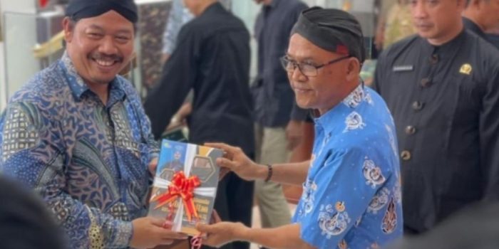 Buku Ensiklopedia Situs Pacitan Kota Misteri Jilid I, II, dan III karya Dinas Perpustakaan dan Kearsipan Kabupaten Pacitan.