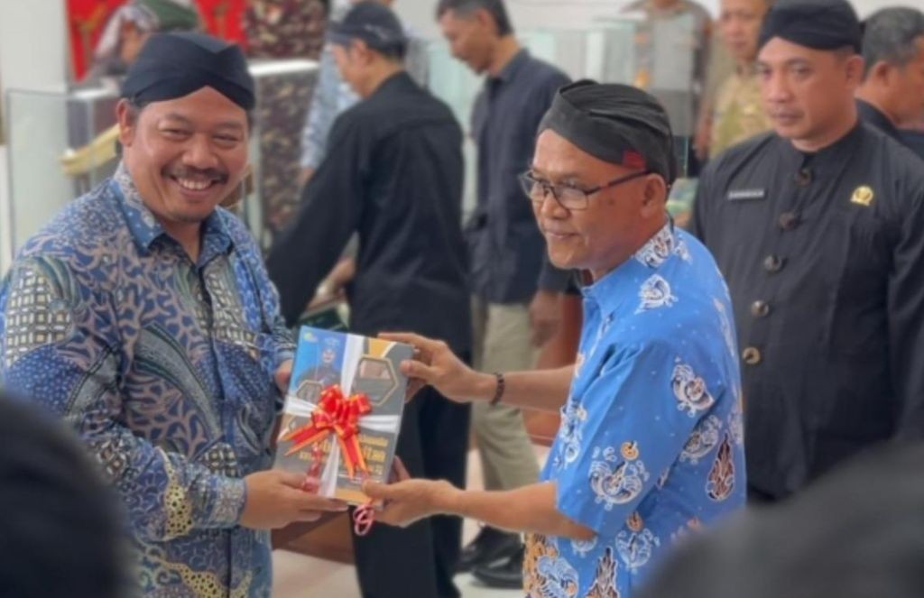 Buku Ensiklopedia Situs Pacitan Kota Misteri Jilid I, II, dan III karya Dinas Perpustakaan dan Kearsipan Kabupaten Pacitan.