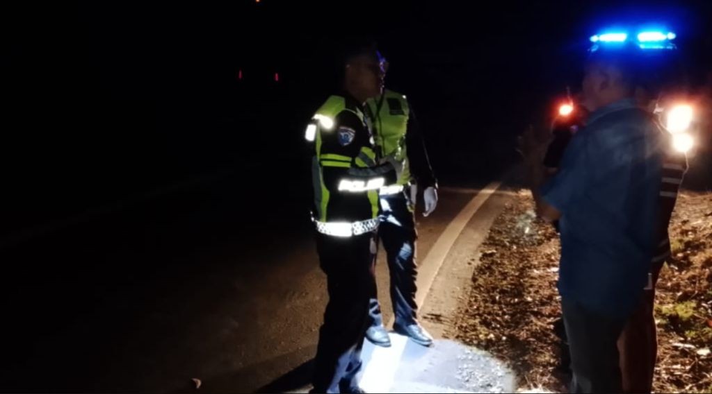 Olah TKP laka lantas maut antara motor Vixion dan pejalan kaki di Kebonagung Pacitan.