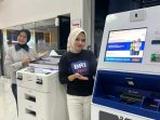 Nasabah sedang mencoba Mesin Digital Customer Service CS di BRI Kantor Cabang Pacitan untuk buka rekening tanpa antre.
