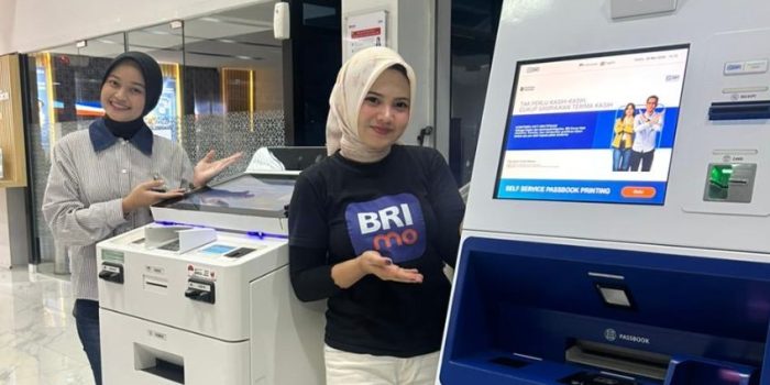 Nasabah sedang mencoba Mesin Digital Customer Service CS di BRI Kantor Cabang Pacitan untuk buka rekening tanpa antre.