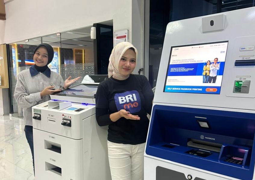Nasabah sedang mencoba Mesin Digital Customer Service CS di BRI Kantor Cabang Pacitan untuk buka rekening tanpa antre.