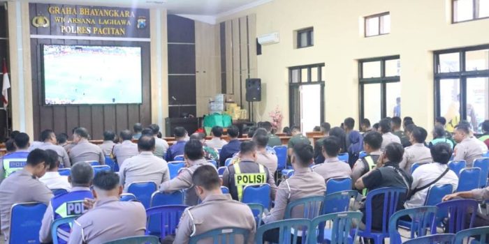 Suasana antusiasme ratusan warga dan anggota Polres Pacitan saat nonton bareng Piala Dunia 2026 di Graha Bhayangkara.