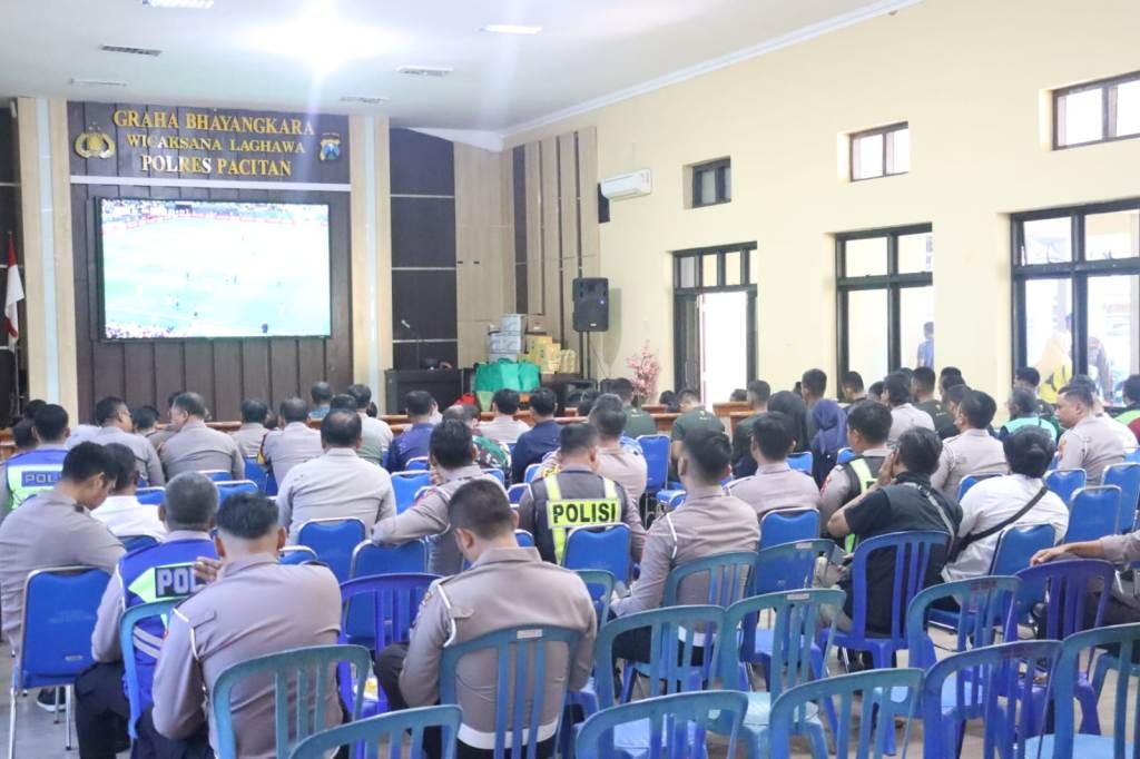 Nobar Piala Dunia 2026 Polres Pacitan Suasana antusiasme ratusan warga dan anggota Polres Pacitan saat nonton bareng Piala Dunia 2026 di Graha Bhayangkara.