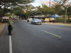 olah-tkp-kecelakaan-simpang-sirnoboyo-pacitan.jpg Anggota Satlantas Polres Pacitan melakukan olah TKP, mengukur jarak benturan antara sepeda motor Yamaha Vega merah marun dan truk kuning di simpang tiga Sirnoboyo.