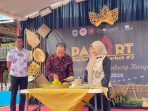 Kepala Dikuperin Pacitan bersama Kepala Bidang Ekraf Disparbudpora Pacitan dan Ketua Komunitas Kriya Pacitan saat membuka secara resmi acara Pacitan Art Market edisi ketiga di halaman Perpustakaan Daerah Pacitan.