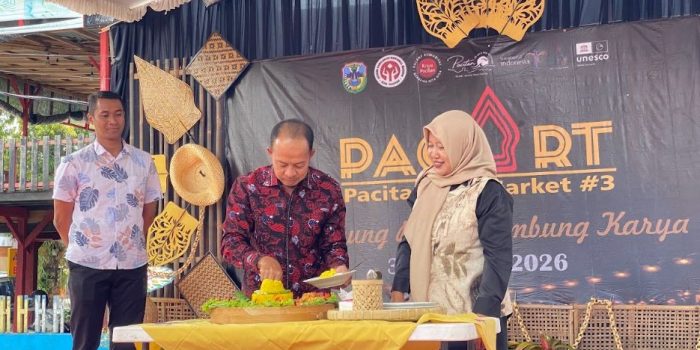 Kepala Dikuperin Pacitan bersama Kepala Bidang Ekraf Disparbudpora Pacitan dan Ketua Komunitas Kriya Pacitan saat membuka secara resmi acara Pacitan Art Market edisi ketiga di halaman Perpustakaan Daerah Pacitan.