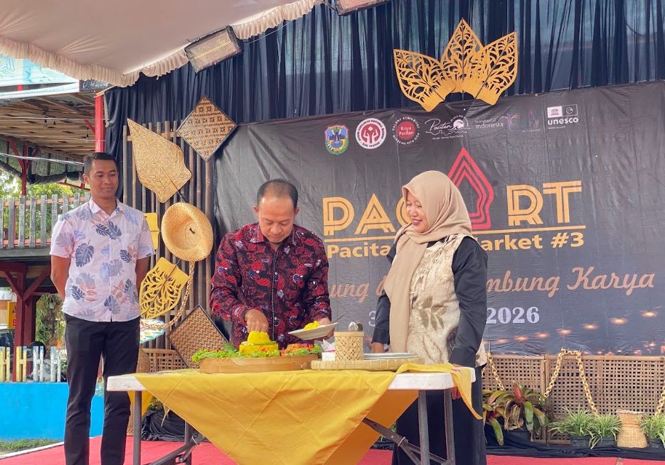 Kepala Dikuperin Pacitan bersama Kepala Bidang Ekraf Disparbudpora Pacitan dan Ketua Komunitas Kriya Pacitan saat membuka secara resmi acara Pacitan Art Market edisi ketiga di halaman Perpustakaan Daerah Pacitan.