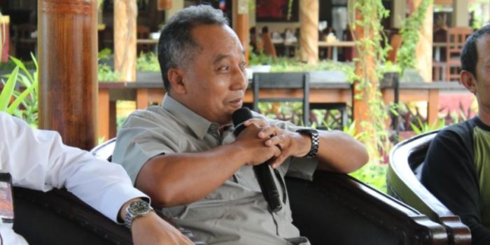 Akademisi ISIMU Pacitan Nur Hidayat saat memaparkan materi edukasi hulu pengelolaan sampah di Pacitan.