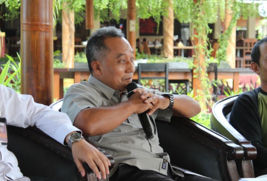Akademisi ISIMU Pacitan Nur Hidayat saat memaparkan materi edukasi hulu pengelolaan sampah di Pacitan.