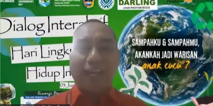 Perwakilan PLTU Pacitan memaparkan program inovasi co-firing memanfaatkan serbuk gergaji masyarakat.