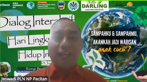 Perwakilan PLTU Pacitan memaparkan program inovasi co-firing memanfaatkan serbuk gergaji masyarakat.