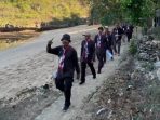 Peserta Retreat Calon Kepala Sekolah SD Pacitan berjalan berbaris menyusuri kawasan pesisir Pantai Srau dalam kegiatan jelajah alam.