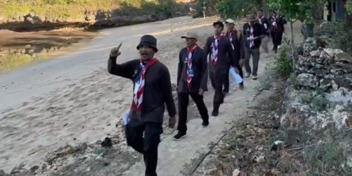 Peserta Retreat Calon Kepala Sekolah SD Pacitan berjalan berbaris menyusuri kawasan pesisir Pantai Srau dalam kegiatan jelajah alam.