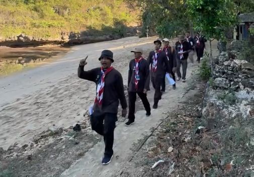 Peserta Retreat Calon Kepala Sekolah SD Pacitan berjalan berbaris menyusuri kawasan pesisir Pantai Srau dalam kegiatan jelajah alam.
