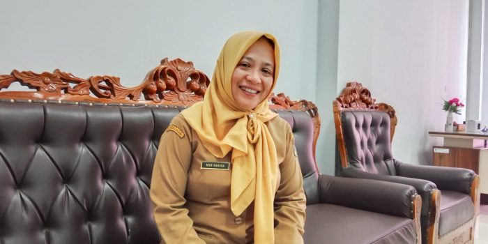 Kepala Bidang P2P Dinkes Pacitan Nur Farida sedang memberikan keterangan kepada wartawan terkait alokasi DBHCHT 2026.