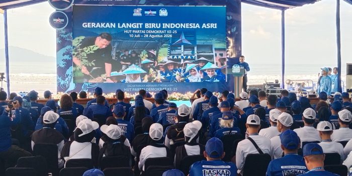 AHY memberikan sambutan peluncuran Gerakan Nasional Langit Biru dari layar virtual.