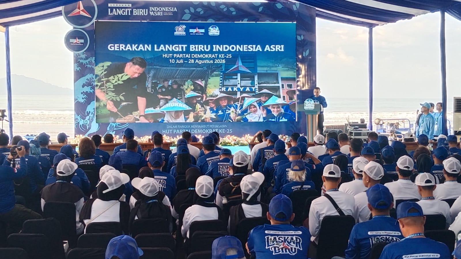 AHY memberikan sambutan peluncuran Gerakan Nasional Langit Biru dari layar virtual.