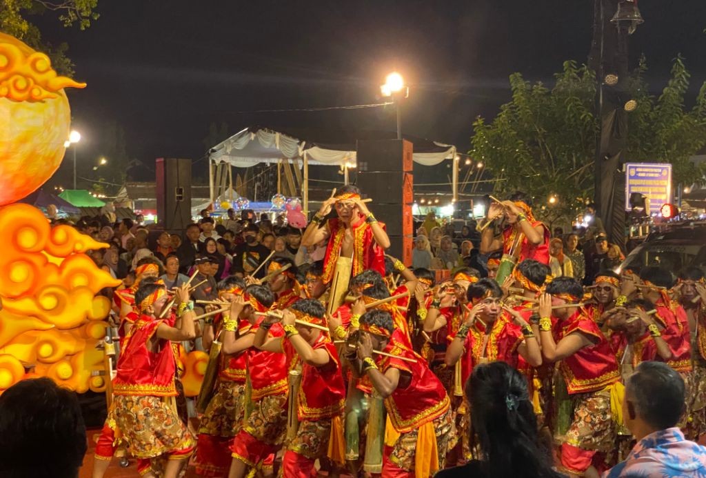 Aksi Memukau Bregodo Bumi Wates di Festival Ronthek Pacitan 2026. Penampilan Grup Ronthek Bregodo Bumi Wates dari Kecamatan Donorojo di Festival Ronthek Pacitan 2026.