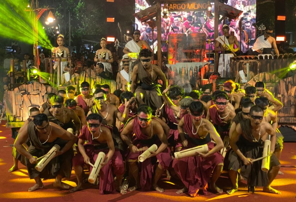 Pertunjukan teatrikal dan musik bambu Grup Ronthek Argo Miling bertema Pande di Festival Ronthek Pacitan 2026.